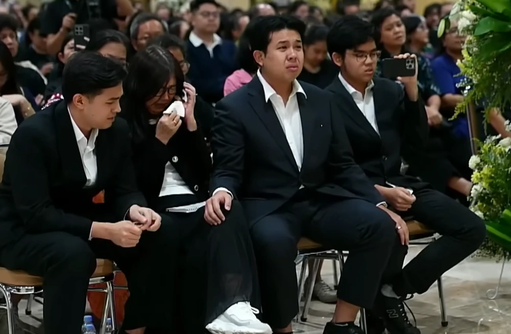 Jerome bersama abang, adik, dan ibu saat Ibadah Penghiburan. [YouTube]